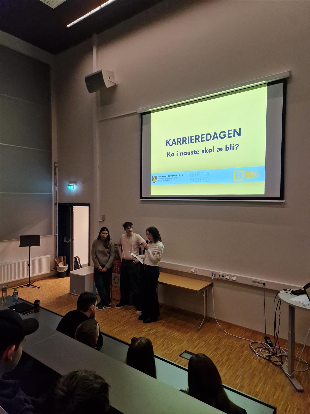 Elever som holder innlegg - Klikk for stort bilde