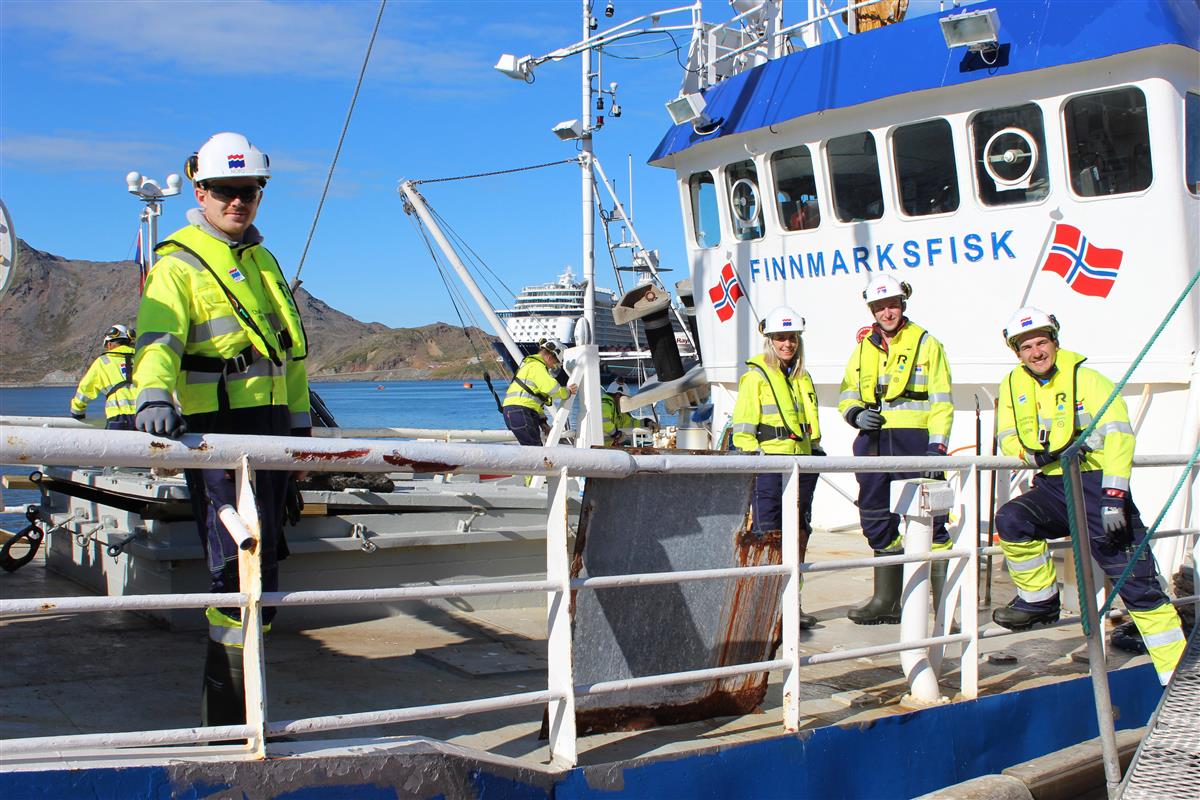 Bilde av elever om bord i skolebåten Finnmarksfisk  - Klikk for stort bilde