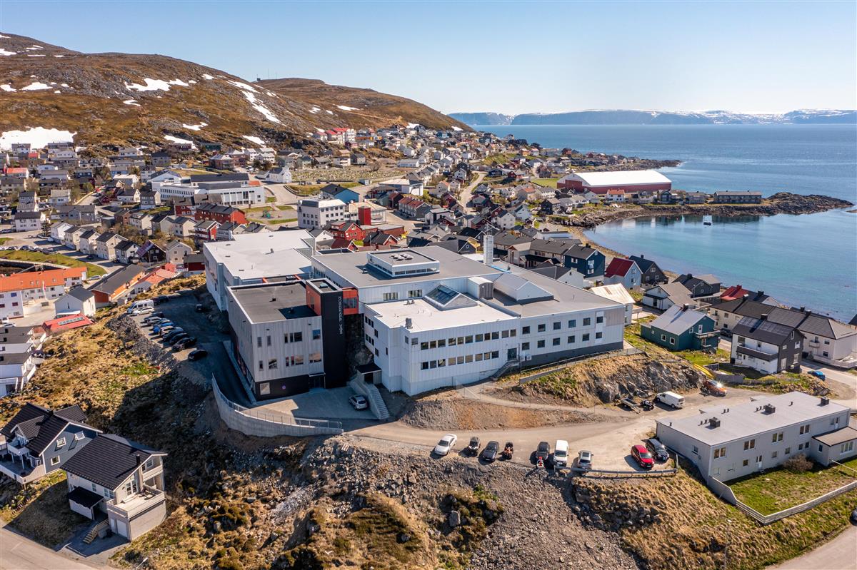 Bilde av Nordkapp videregående skole og bebyggelsen i Honningsvåg  - Klikk for stort bilde