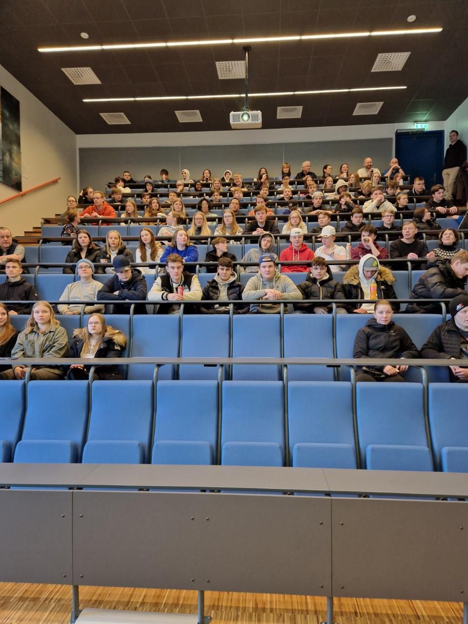 Elever sitter i skolens auditoriet - Klikk for stort bilde